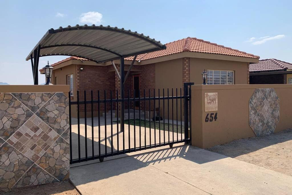 Rhino House With 3 Bedrooms Next To Pilanesberg And Sun City Mogwase Exterior foto